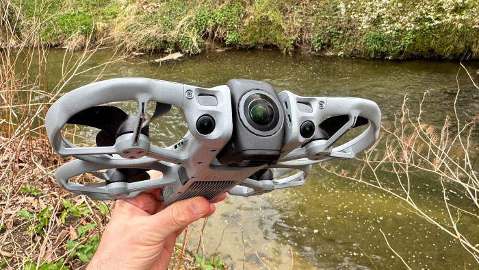 Per Single-Lens-Modus verwandelt sich die Avata 360 auf Wunsch in eine Drohne für klassischere Luftaufnahmen. (Bild: Nils Matthiesen)